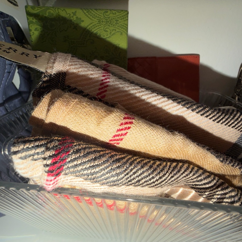 Classic tan & black plaid Burberry Scarf. Never worn! NEW! Very large in size! - Picture 15 of 15